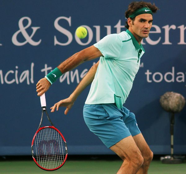 费德勒重返赛场，出色发挥首场状态出色，快船观众沸腾！上演精彩一战(费德勒最新比赛消息)