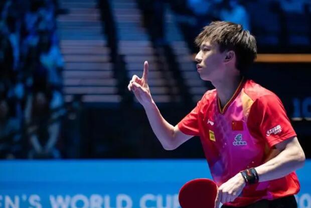 费德勒重返赛场，出色发挥首场状态出色，快船观众沸腾！上演精彩一战(费德勒最新比赛消息)